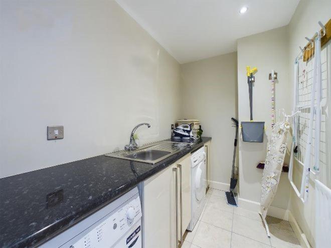 Cosy 3 Bedroom Apartment In Central Portrush With Sea Views Exterior foto